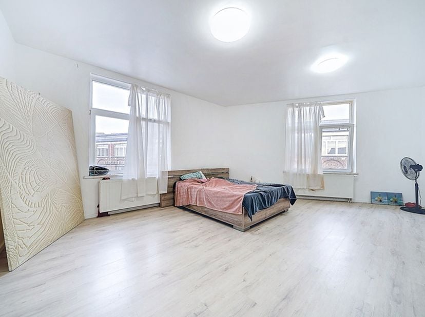 EasyHome stelt met plezier dit appartement voor, gelegen op de 3ᵉ verdieping zonder lift, in een gebouw waarvan de gemeenschappelijke delen recent zij