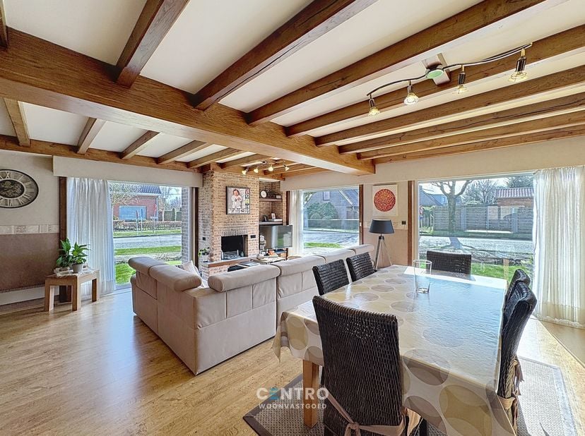 Interessante woning aan zeer CORRECTE prijs op interessante ligging vlakbij het ziekenhuis van Oekene met 5 slpks, tuin met 2 terrassen, garagebox en