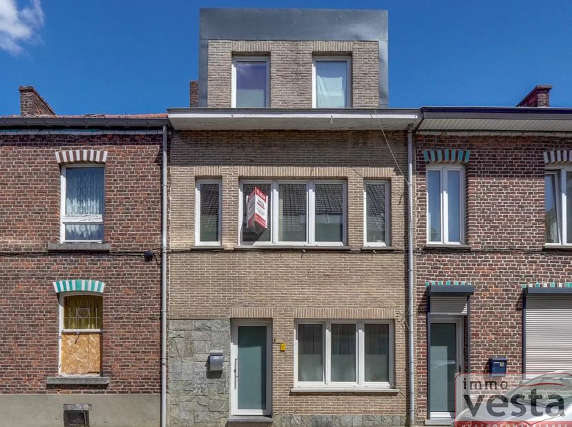 Deze ruime rijwoning ligt op een steenworp van het centrum van Sint-Truiden. Alle nodige voorzieningen liggen bijgevolg op wandel- of fietsafstand. De