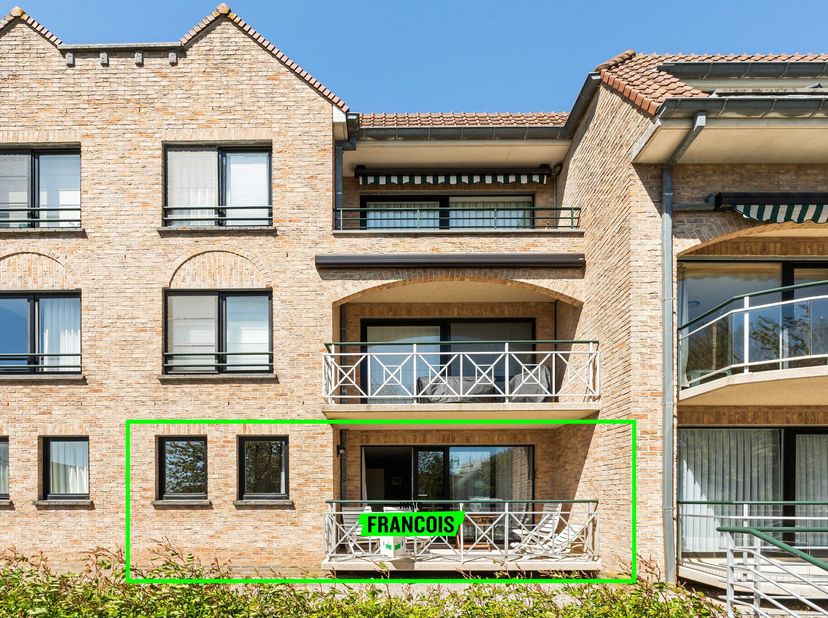 Gelegen in de rustige Sparrenboslaan op een boogscheut van het centrum van De Haan, het strand en het bos biedt dit charmante appartement een uitsteke