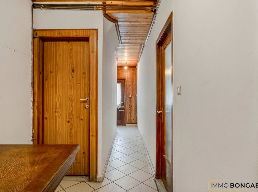 Deze te renoveren woning is gelegen op een perceel van 3a 20ca, op een rustige locatie in Genk.<br />
<br />
De woning is voorzien van 4 slaapkamers,