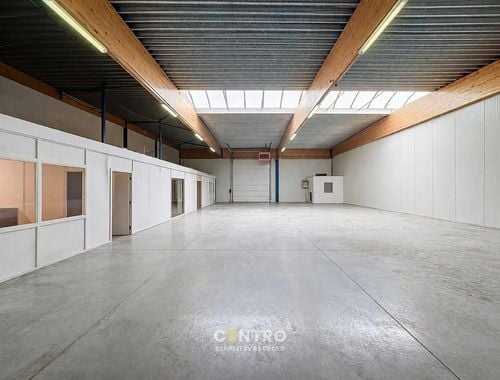                                         Magazijn met bureel te huur in Oostkamp, € 1.450
