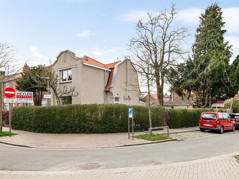 Journée portes ouvertes le samedi 14 mars de 9h30 à 10h30<br />
Maison rénovée avec 2 chambres, parking et jardin à Berchem !<br />
Situation : Cette