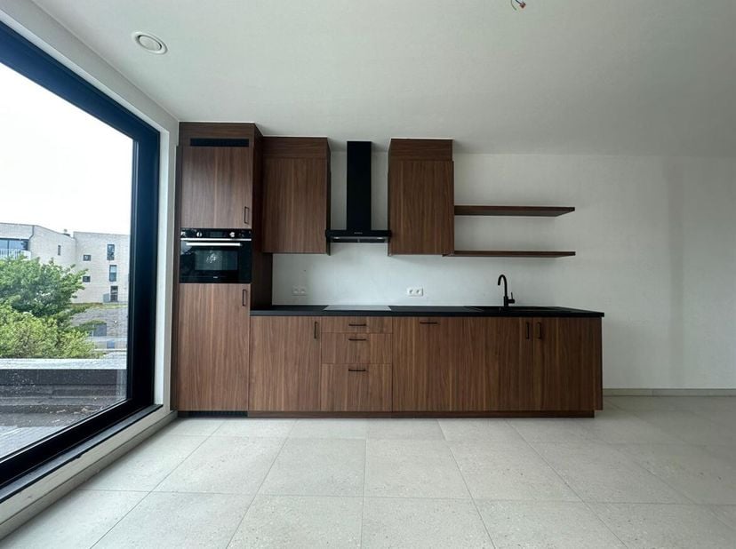 Appartement neuf avec terrasse spacieuse et place de parking<br />
Découvrez ce magnifique appartement nouvellement construit, fini avec des matériaux