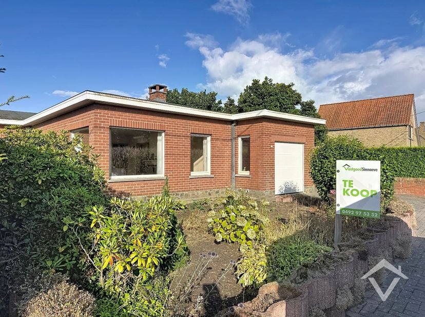 Deze woning is gelegen op een grondoppervlakte van 610 m² en bestaat uit: ruime oprit - inkomhal - grote living - keuken - kelder - garage - nachthal