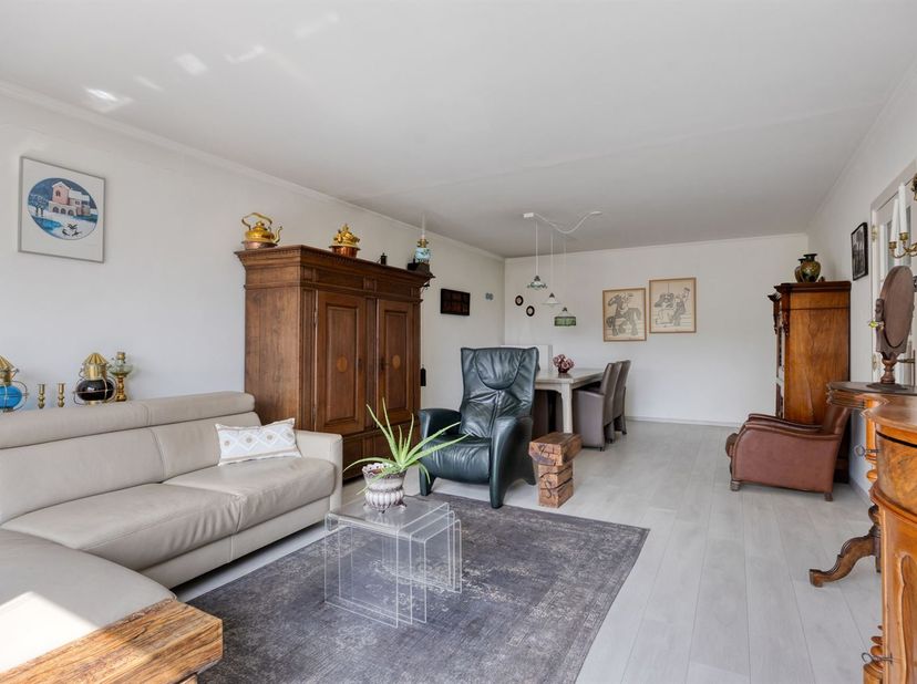 Ruim, gerenoveerd 2-slaapkamer appartement met terras, garagebox en aparte berging, gelegen vlak bij het centrum van Maaseik.<br />
 <br />
ALGEMEEN