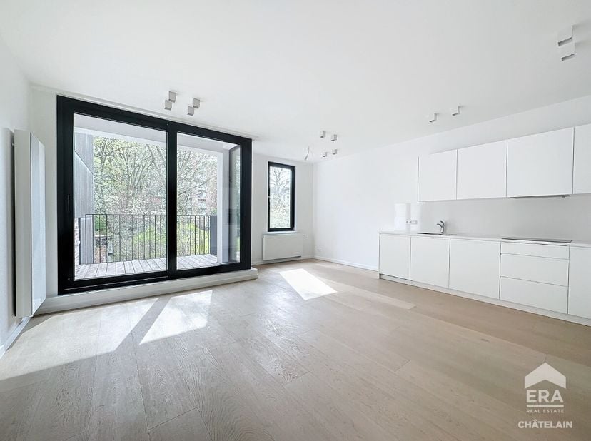 met terras te huur, gelegen in de wijk Châtelain. Dit appartement met 1 slaapkamer van 77 m² (bruto oppervlakteEPB) ligt in het hart van de gewilde wi