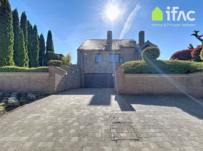Ruime 3 slaapkamer villa, op toplocatie gelegen met prachtige tuin en fantastisch zicht over de velden!<br />
De woning bestaat uit: ruime inkomhal me