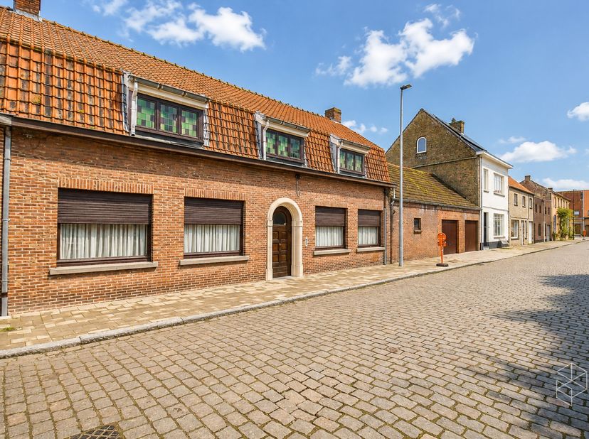 In een rustige straat, onder de kerktoren van Middelburg, bevindt zich deze karaktervolle woonst met een gevelbreedte van ca. 25 meter op 1 664m².<br