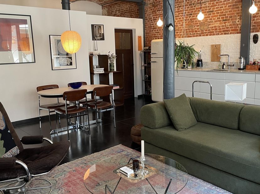 Deze prachtige loft, gelegen op de begane grond in een zeer rustige straat in de wijk Dansaert, beschikt over een ruime woonkamer met een ingerichte o