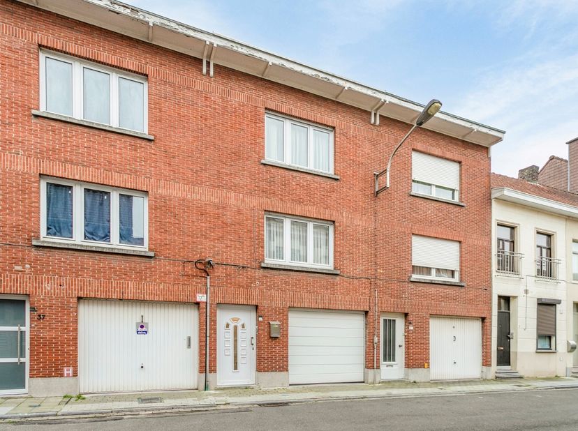 Een gezellige woning met 2 slaapkamers.... <br />
<br />
Deze bel-étage beschikt op het gelijkvloers over een grote garage met bergruimte. Een grote t