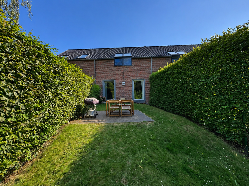 WOLUWE-SAINT-LAMBERT, dans un îlot d' habitations à proximité du métro de Roodebeek et du shopping. MAISON deux façades récente (3ch/1sdb) de 230m² av