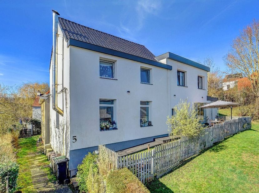 À vendre : maison prête à emménager à Hoeilaart, située au calme à proximité du centre, des écoles, des transports en commun et de la gare.Cette maiso