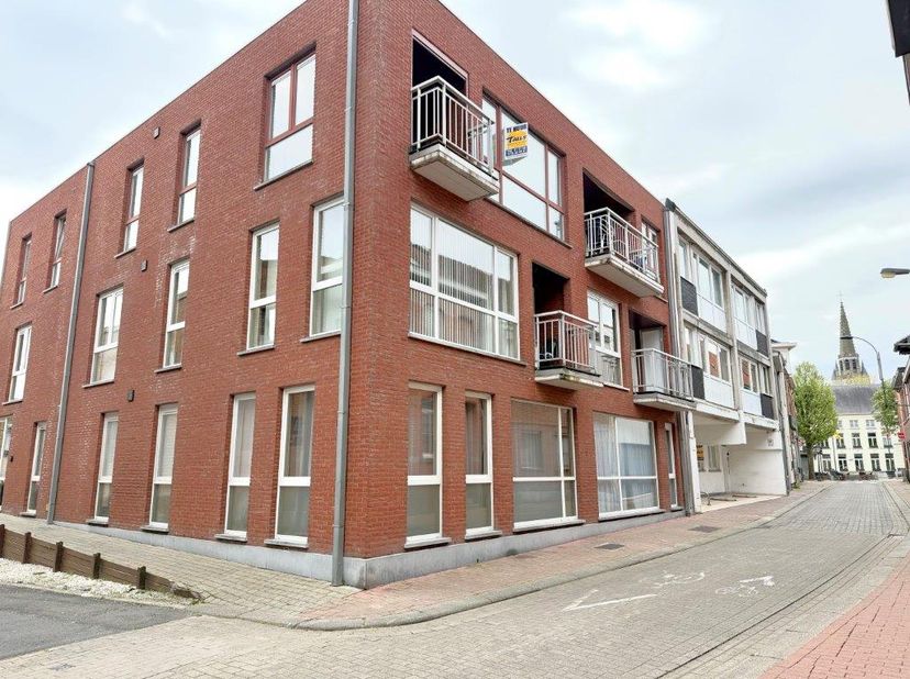 Appartement (bj 2010) gelegen op de 2de verdieping met inkom, living, uitgeruste keuken, badkamer, apart toilet, 2 slaapkamers, wasberging, kelderberg