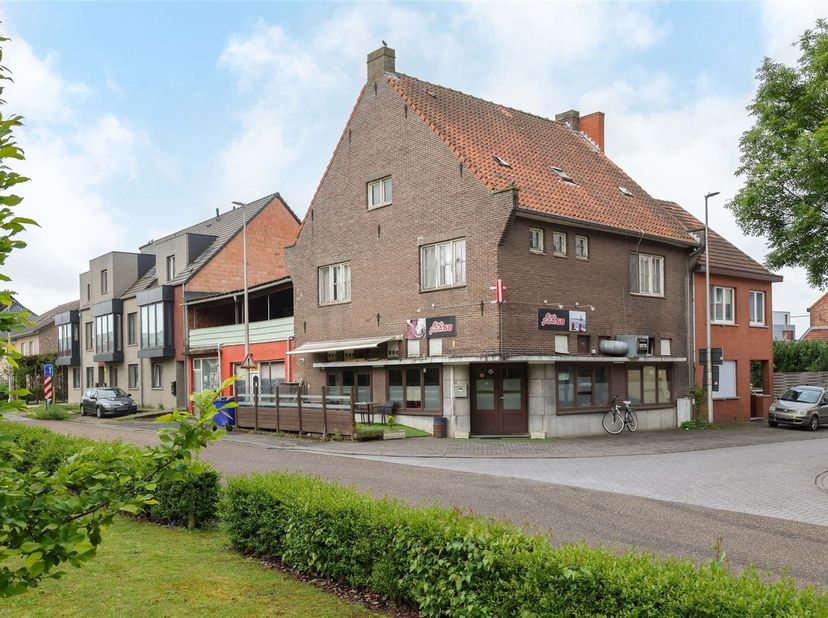 Centraal gelegen handelspand met woonst met tal van mogelijkheden - projectgrond <br />
<br />
Omgeving:<br />
+ Goede bereikbaarheid via de E313 e