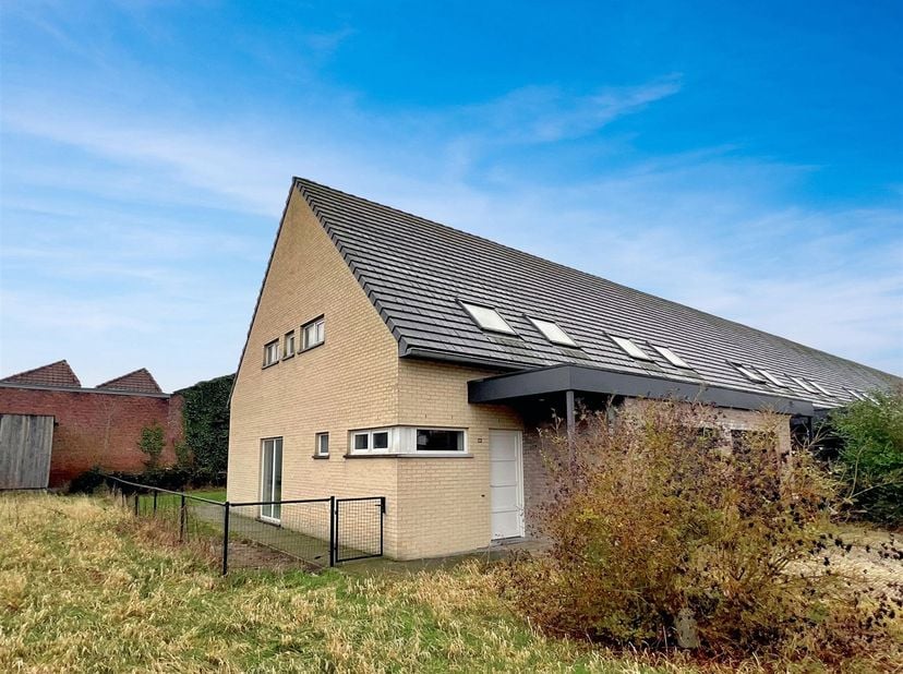 Cette maison trois façades confortable et économe en énergie, avec des volumes habitables spacieux, est situé dans un quartier résidentiel agréable et