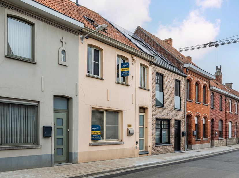 - Energiezuinige woning<br />
- Ideale ligging in centrum Emelgem: Wezestraat 14<br />
- Lichtrijke, ruime woonkamer<br />
- Uitgeruste keuken<br />
-