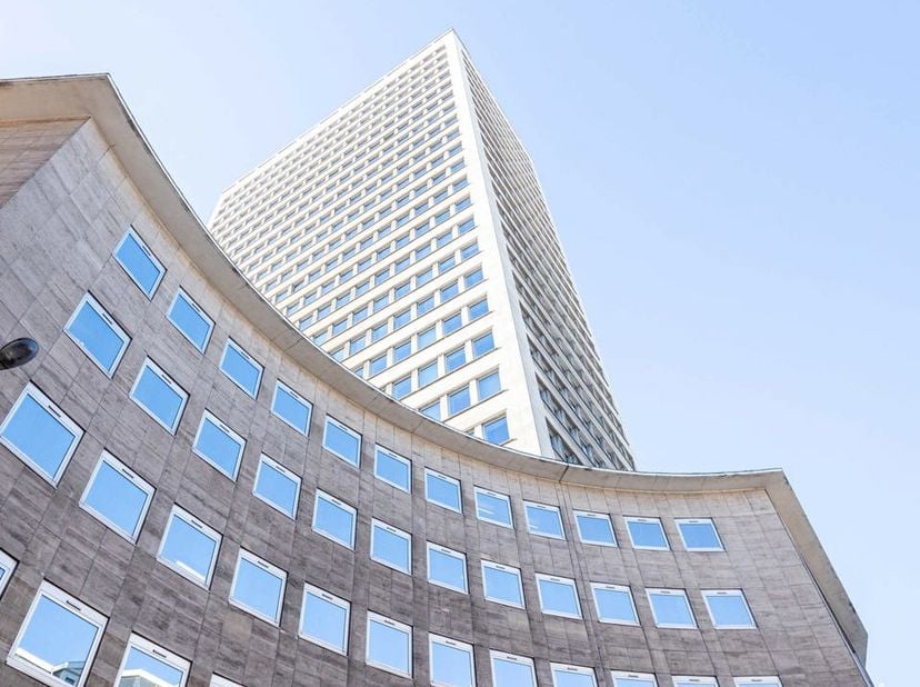 À louer – Plateau de bureaux de ±120 m² au 1ᵉʳ étage de la Tour du Sablon – Rue Joseph Stevens 7, 1000 Bruxelles<br />
À deux pas du quartier du Sablo