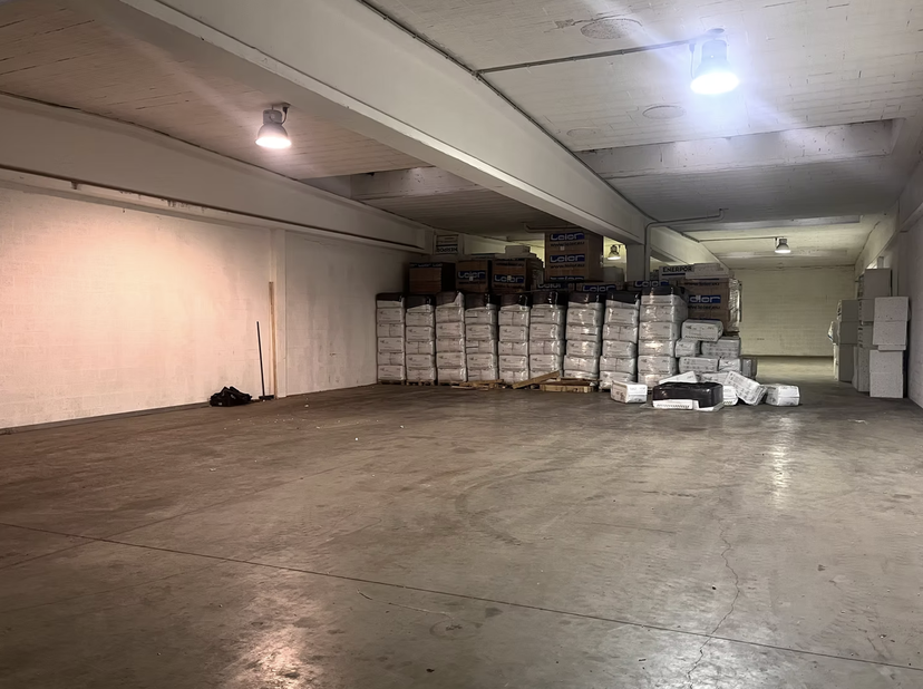 Instapklaar magazijn van ca. 500 m² op een goed gelegen bedrijventerrein in Malle, vlakbij de verbindingsweg Malle–Zoersel (Zoerselbaan).<br />
Troeve