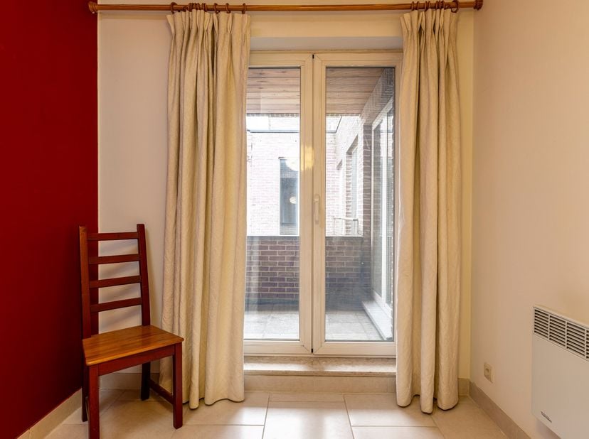 Ruim en instapklaar 2 slaapkamer appartement van 87m² met leuk overdekt terras (Bj: 1998). Gesitueerd pal in het centrum van 's-Gravenwezel met winkel
