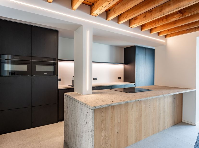 Luxueus afgewerkt herenhuis in het Nieuw Kwartier! <br />
<br />
Ligging: Het pand is gelegen in een rustige doodlopende straat op wandelafstand van