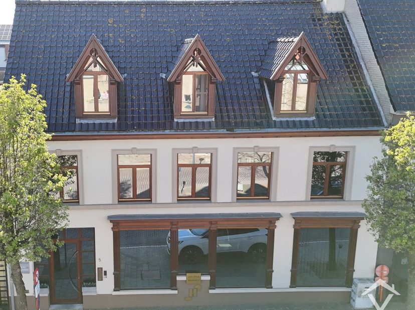 Deze instapklare handelswoning is gelegen in het centrum van Koekelare,  een commerciële topligging op de markt en bestaat uit: <br />
<br />
gelijkvl