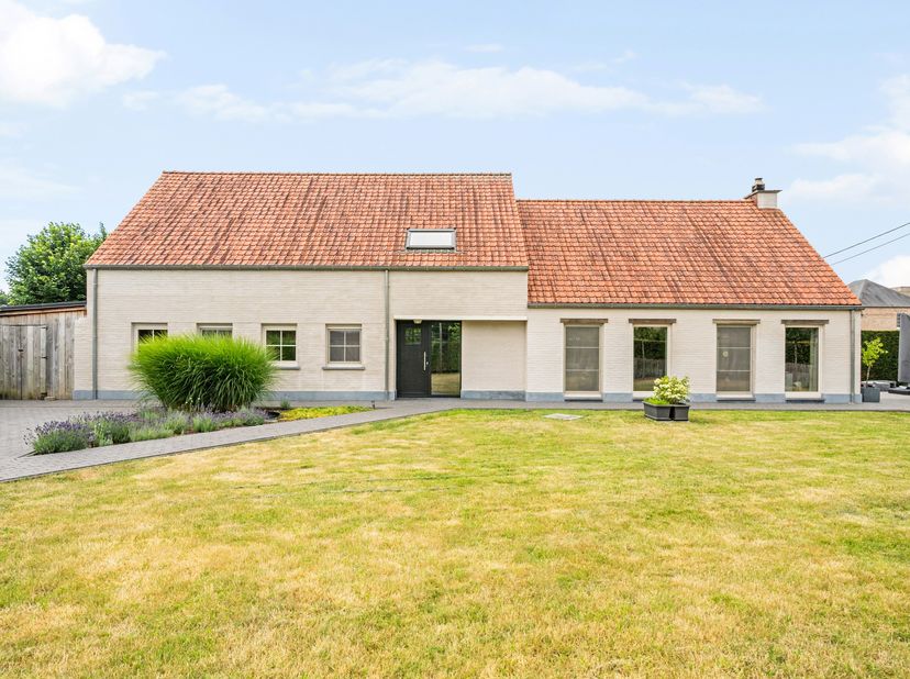 Deze uitzonderlijk smaakvol gerenoveerde woning combineert hedendaags wooncomfort met een doordachte indeling, waardoor ze perfect inspeelt op diverse