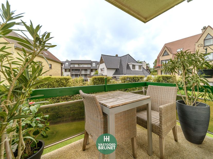 Appartement op hele goede ligging met drie terrassen en garagebox. Inkom met zeer ruime hall, toegang naar de twee slaapkamers (aansluitend terras), b