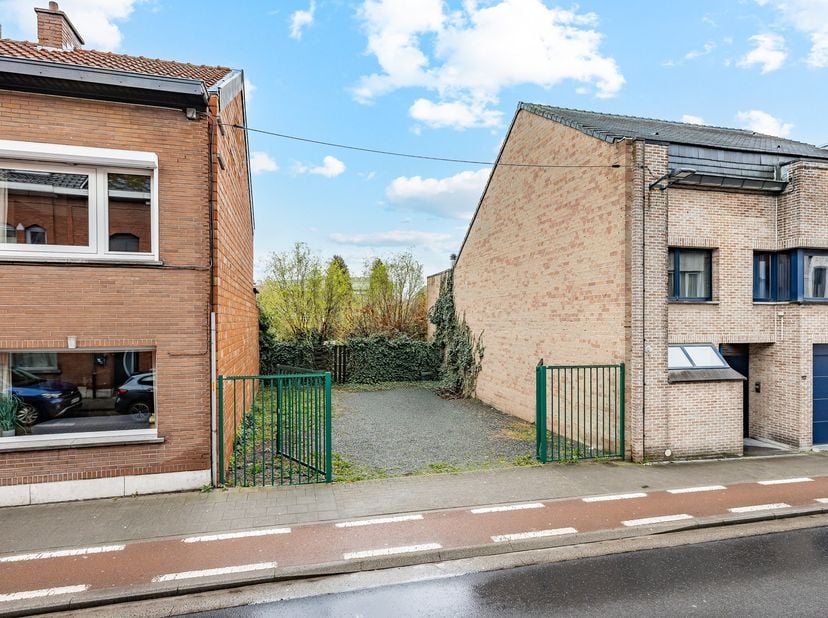 Deze bouwgrond voor gesloten bebouwing is strategisch gelegen te Aalst op een perceel van 4a01ca.<br />
<br />
Op wandelafstand van scholen, winkels