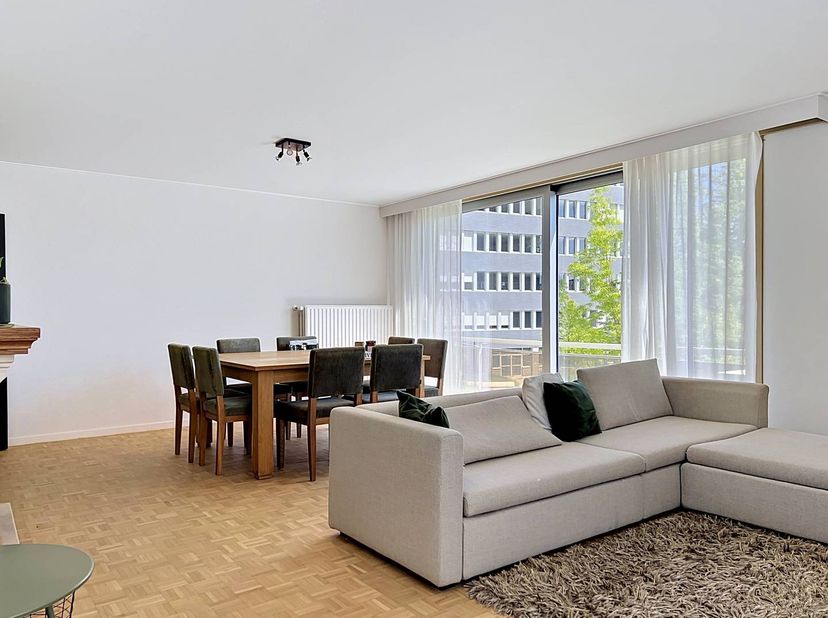 De snelste manier om een bezoek te brengen aan dit appartement? Vraag je bezoek aan via de rode knop op onze website (www.dewaele.com) en je wordt gec
