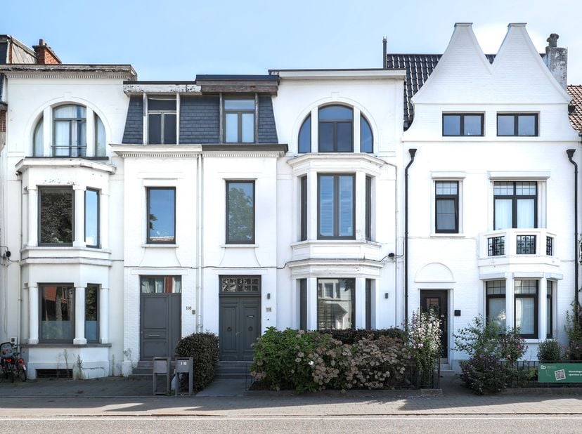 Een statige gevel, een verrassend warme thuis. Welkom in deze prachtige herenwoning aan de Elisabethlaan in Berchem, waar authentieke charme, royale r