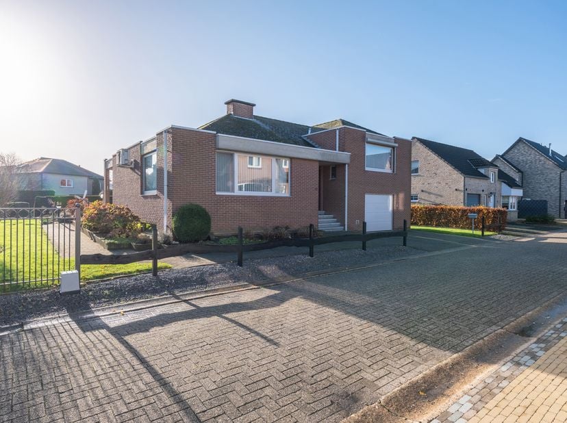 Huis te koop in H. Harlindisstraat 37,
                    3680 Maaseik