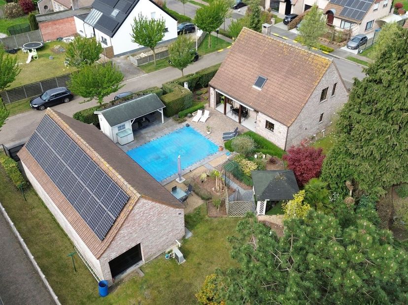 Instapklare goed onderhouden woning met 4 à 5 slaapkamers en groot bijgebouw, op een rustige kindvriendelijke ligging.<br />
Via de inkomhal met gaste