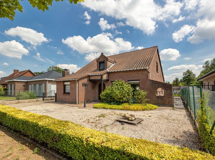 GELIJKVLOERS<br />
Inkomhal 17,5 m² op tegel inclusief gastentoilet met handenwasser. Leefruimte 58,5 m² op blokparket met allesbrander. Open keuken o