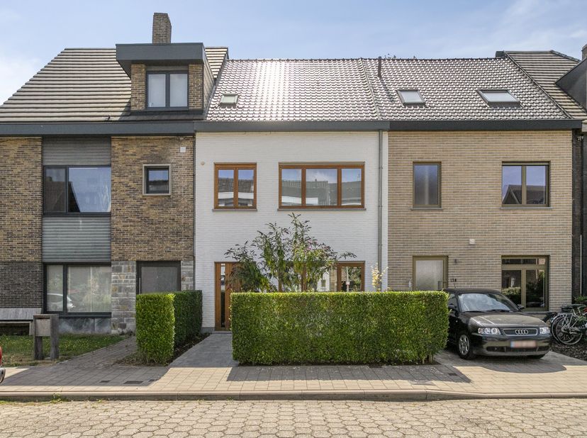 Bezoek en info via www.flamingo11.be - Vlakbij Gent-Sint-Pietersstation vind je deze instapklare rijwoning met gekaleide gevel, waar licht, warmte en