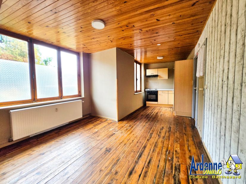 Etage 1: cuisine équipée, séjour avec vue sur le château, salle de bains (douche, WC, meuble-évier) <br />
Etage 2: 2 chambres mansardées<br />
Infos+