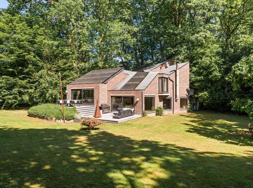 In de prestigieuze, residentiële wijk Henegauwberg in Hasselt bevindt zich deze uitzonderlijke architectenwoning met een bewoonbare oppervlakte van ma
