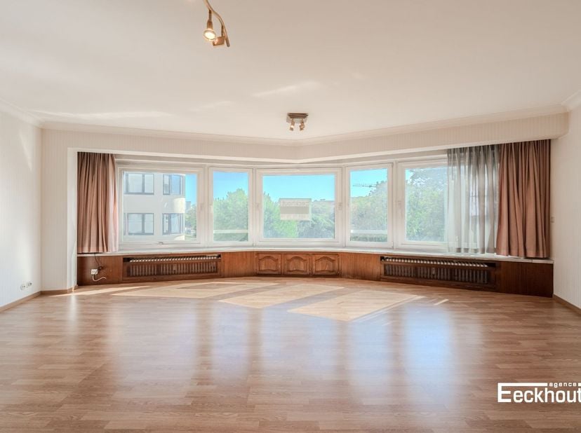 Lichtrijk en zonnig hoekappartement gelegen op de 4de verdieping in de standingvolle residentie 'Tunis'. Deze residentie bevindt zich in het centrum v