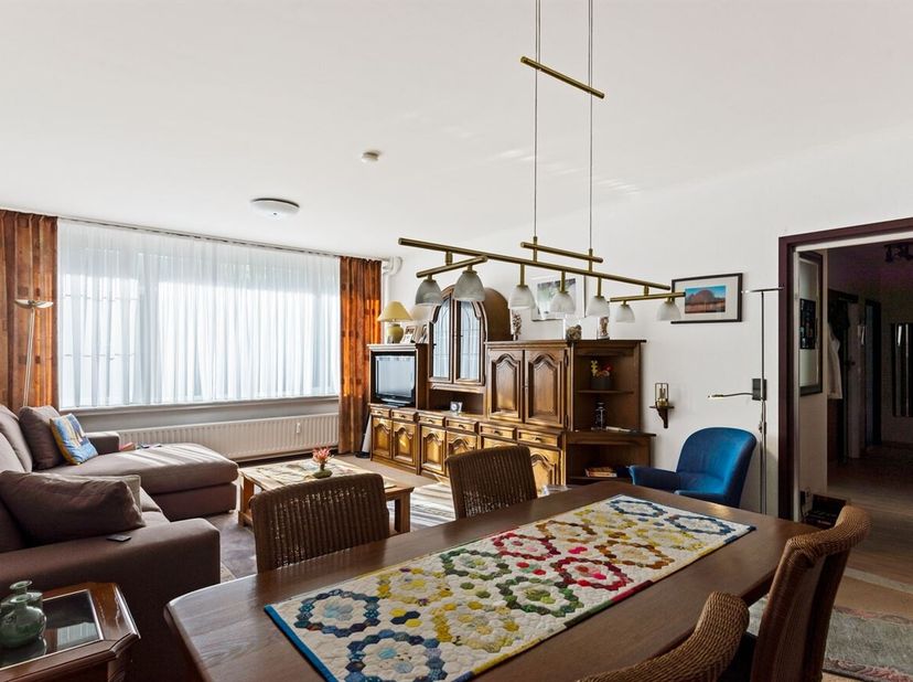 Ruim gelijkvloers appartement met 3 slaapkamers te Berchem <br />
Ligging:<br />
Dit appartement is gelegen in de Frans De Vriendtstraat te Berchem, o