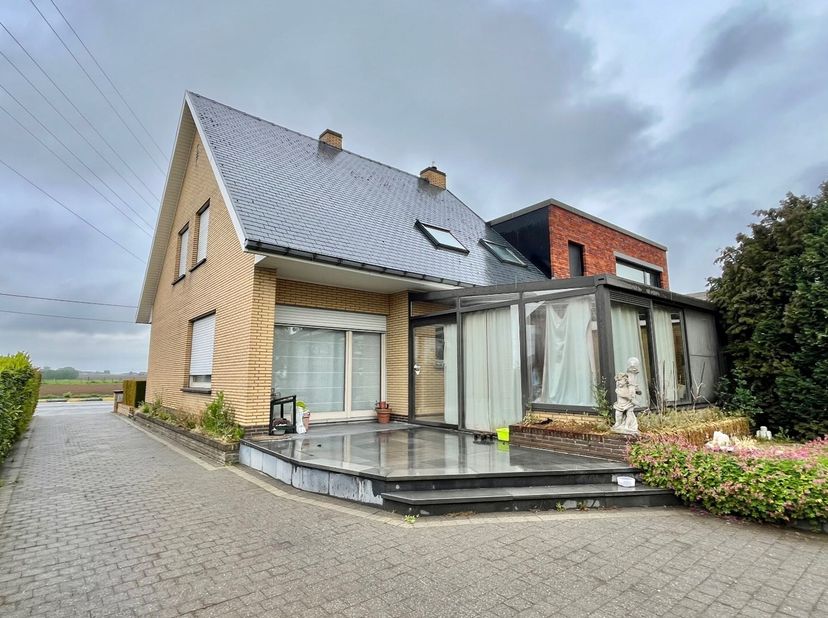Deze gedeeltelijk te renoveren woning is rustig gelegen en biedt veel mogelijkheden. <br />
Indeling: inkomhal, ruime leef- en zitruimte, halfopen keu