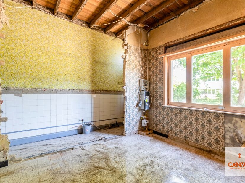 In de Walstraat 78 te Gentbrugge bevindt zich deze grotendeels gestripte woning, klaar om naar eigen smaak en stijl afgewerkt te worden.&amp;nbsp;<br />
<