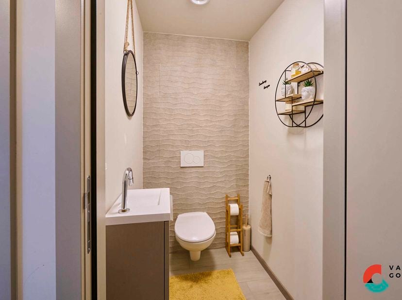 Gelegen op de tweede verdieping van een kleinschalig gebouw met slechts 3 appartementen, biedt dit charmante appartement de perfecte thuis voor wie op