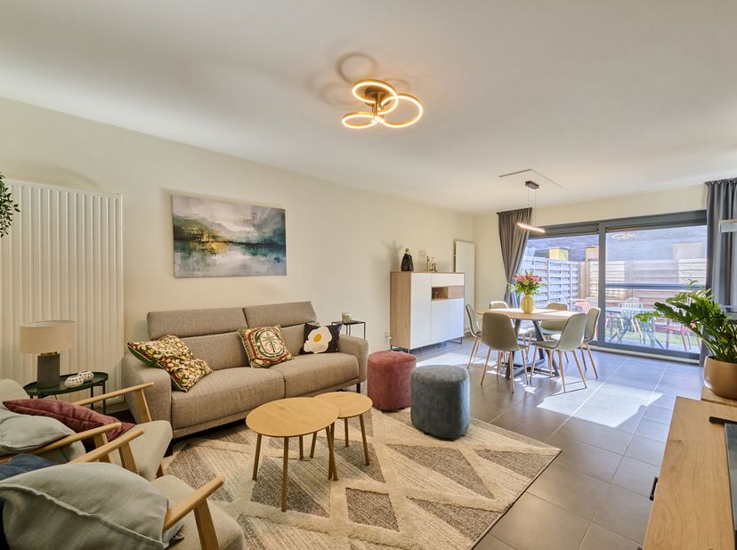 Instapklaar gelijkvloers appartement met 2 slaapkamers, tuin met terras, parking en kelderberging in Kuringen. Dit verzorgd appartement (82m² - bron E