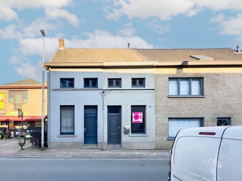 Bent u op zoek naar een betaalbare woning met potentieel? Deze rijwoning in de Kasterstraat biedt een uitstekende kans voor starters, investeerders of
