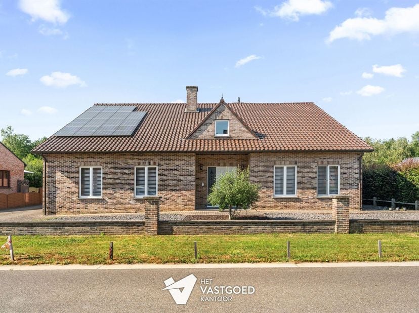 Zeer ruime woning (+/- 400 m²) met 5 slaapkamers uiterst rustig gelegen op een perceel 1415 m² te Beringen.<br />
<br />
Belangrijkste troeven: <br