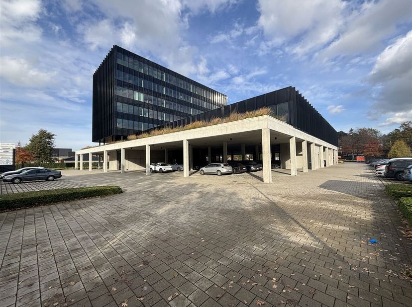Moderne kantoorruimte in Square One Geel<br />
Ligging:  Deze kantoorruimte bevindt zich in het Square One-complex aan de Kleinhoefstraat 11 te Geel,