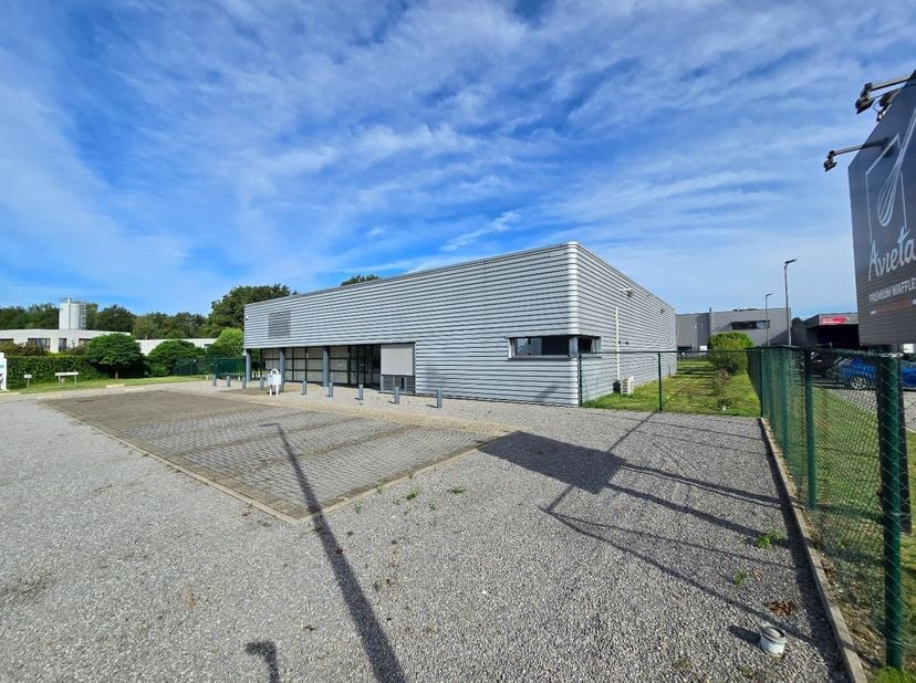 Bedrijfsgebouw - groot 831m² - centraal gelegen op het industrieterrein te Zonhoven, vlakbij de N715 Zonhoven  Houthalen -Bree en tussen de afritten n