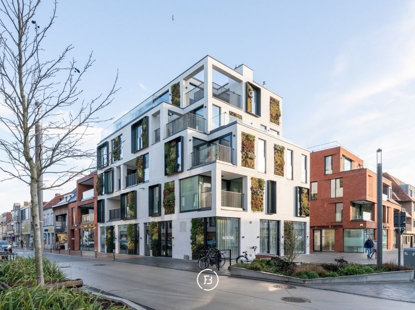 In het bruisende centrum van Oostkamp, op de hoek van de Kortrijksestraat en de vernieuwde Schooldreef, bevindt zich dit exclusief nieuwbouwappartemen