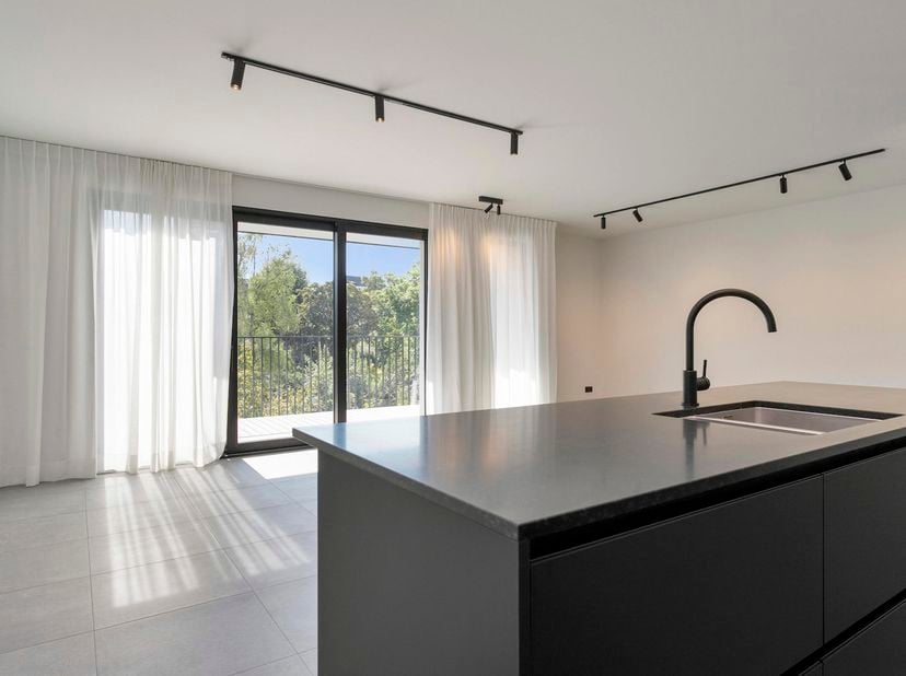 Hoogwaardig afgewerkt appartement op wandelafstand van het Hof van Leysen<br />
Op een ideale ligging nabij het Zuid en tevens met goede ontsluiting b