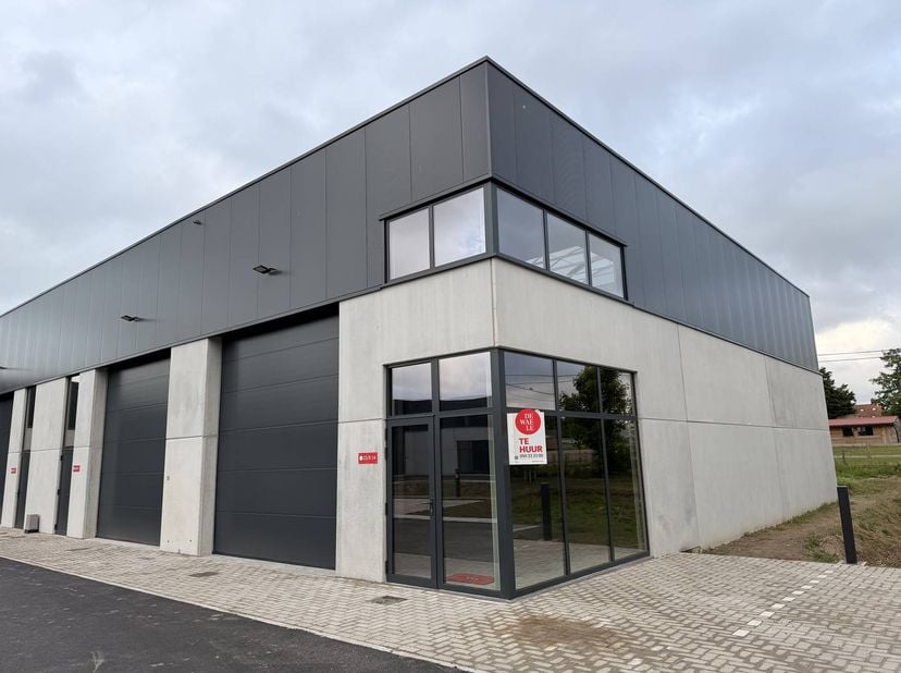 Unité PME moderne et de haute qualité sur l'ancien site de Sega-Meat au Ricksteenweg 23B. Stratégiquement situé à proximité de la N50 et de l'E403, au